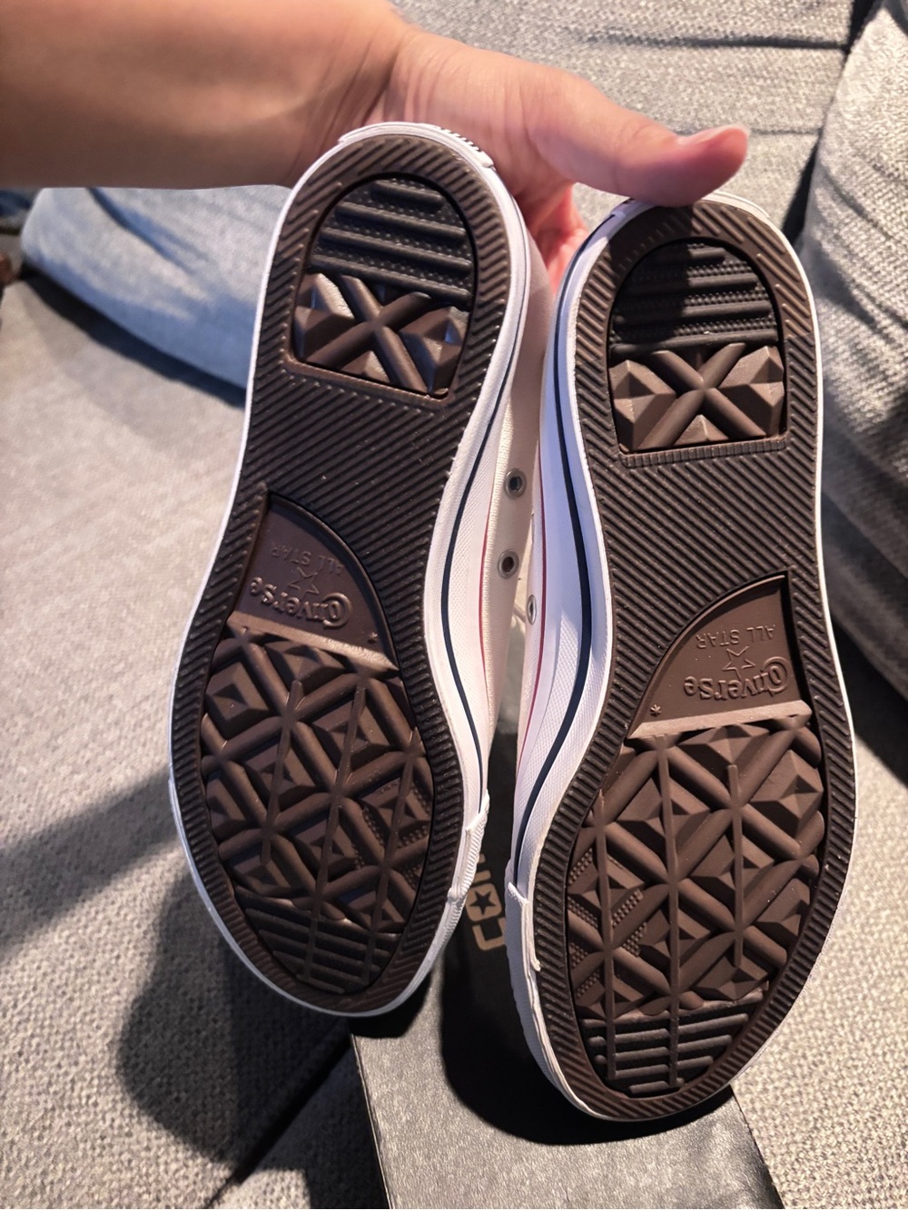 Women’s Converse scrunch back Low Top Sneakers - Picture 3 of 4